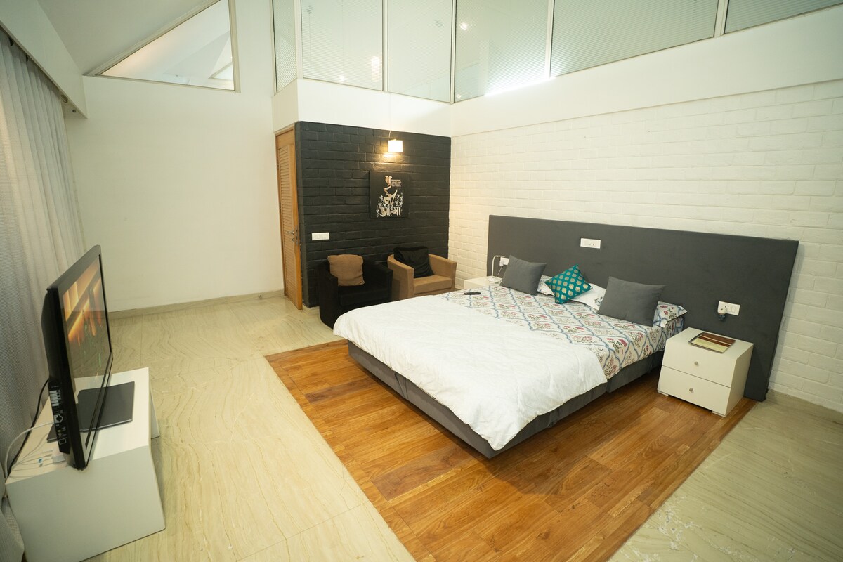 The Aura Garden View Room at RB Villa Indore